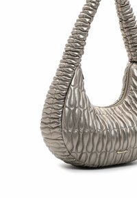 Sac à main en métal argenté avec une forme incurvée, une texture plissée et une fermeture éclair. Équipé d'une épaisse bandoulière froncée.