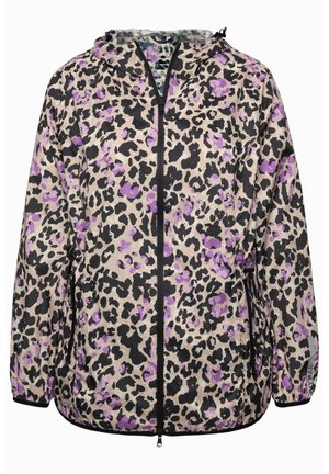Giacca resistente all'acqua con sfondo beige e stampa leopardata in nero e viola, chiusura con zip, cappuccio regolabile e polsini elastici.