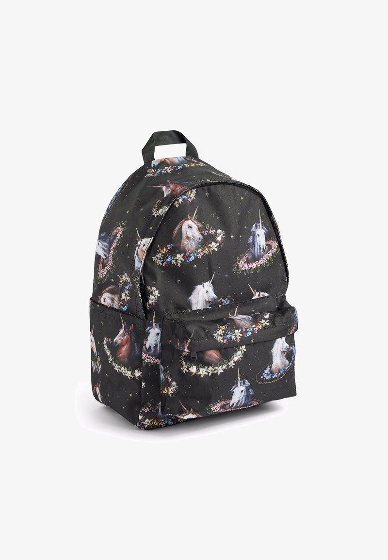 Zaino in tessuto nero decorato con unicorni circondati da motivi floreali, dotato di una tasca frontale e spallacci regolabili. Forma classica.
