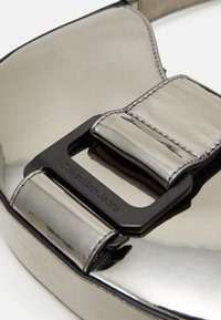 Calvin Klein Jeans OFF DUTY ROUND SHOULDERBAG - Torbica - gunmetal specchio
