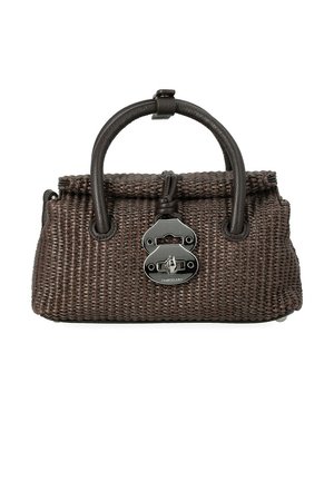 Borsa intrecciata marrone scuro con manici in pelle arrotondati e chiusura in metallo color argento al centro davanti.