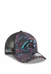 Schwarze Baseballmütze mit einem bunten Spritzmuster, gesticktem Panthers-Logo, Mesh-Rücken und einem "Crucial Catch"-Tag an der Seite.