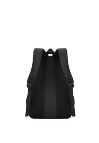 Zaino nero con un pannello posteriore liscio e testurizzato e spallacci imbottiti. Presenta spallacci regolabili e un design minimalista.