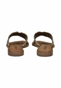 Bruine platte sandalen met geweven banden, een suède-achtige binnenzool en een gladde rubberen zool. Geen extra versieringen of patronen.