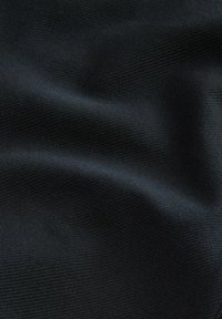 Tela negra texturizada con un brillo ligeramente reflectante, que presenta un sutil patrón de tejido y una superficie suave. Suave, flexible y duradera.