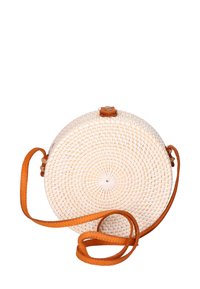 Borsa tonda in paglia intrecciata con finitura bianca, una tracolla in cuoio marrone e una chiusura decorativa a bottone nella parte superiore.