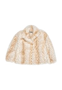 Abrigo de pelo sintético en crema con manchas de color marrón claro, que presenta un cuello de chal y un diseño suelto y corto. Textura suave y apariencia esponjosa.