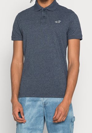 Granatowa koszulka polo z bawełnianej mieszanki, z kołnierzykiem, listwą na trzy guziki, krótkimi rękawami i haftowanym logo na piersi.