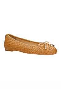 Tans kleurige leren ballerina's met een gevlochten textuur, ronde neus en een decoratieve strik met gouden accenten. Platte zool en een gladde binnenkant.
