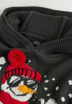 Dunkelgrauer Strickpullover mit einem Schneemann-Design, ausgestattet mit einem roten Hut und Pompon sowie kontrastierenden weißen und orangen Details. Etikett sichtbar, bezeichnet mit "NEXT."