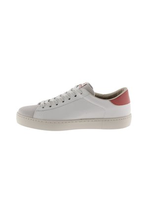 Baskets en cuir blanc avec un bout en suède gris, accent rouge sur le talon, lacets plats, bout rond et semelle en caoutchouc. Design simple avec des détails de couture.