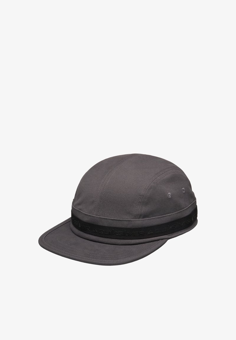 Cappello di tessuto grigio con corona arrotondata, visiera rigida e una fascia nera con accenti testurizzati attorno alla base. Due occhielli di ventilazione sui lati.