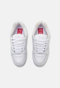 és ACCEL 95 UNISEX - Skate shoes - white