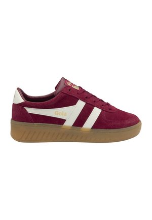 Bordeaux suède sneaker met witte strepen, gestructureerde zijkanten en een doorzichtige gum zool. Merkennaam "Gola" in het goud op de zijkant.