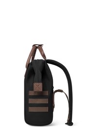Sac à dos en tissu noir avec des sangles en cuir marron, trois accents en sangle horizontaux et un haut zippé, comprenant une poignée latérale et une bretelle rembourrée.