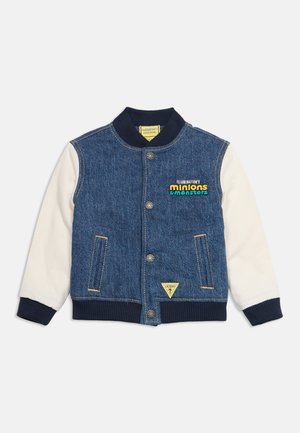Dziecięca kurtka varsity z niebieskim denimen na korpusie, białymi rękawami, granatowymi ściągaczami i logo Minions & Monsters z przodu po lewej stronie klatki piersiowej.