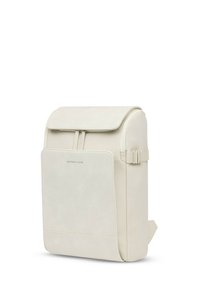 Hellbeige Rucksack mit einem eleganten Design, hergestellt aus glattem Material. Verfügt über einen Klappenverschluss, eine Fronttasche und seitliche Schulterriemen.