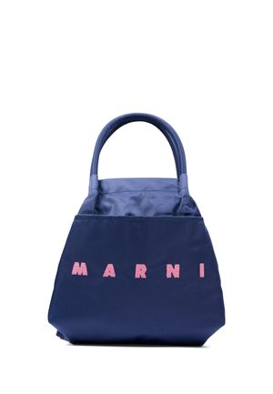 Borsa a mano blu navy con manici arrotondati e logo "MARNI" rosa con paillettes sul davanti su sfondo bianco.
