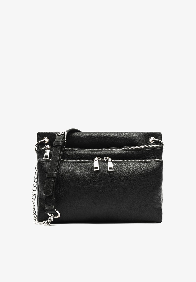 Borsa a tracolla in pelle nera con superficie testurizzata, doppi scomparti con zip e accessori in metallo argentato. Include una tracolla con catena intrecciata.