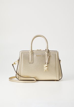 Gouden metallic gestructureerde handtas met dubbele handvatten, afneembare schouderriem en MK-logo bedel tegen een effen achtergrond.
