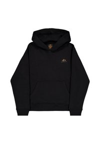 Czarna bluza z kapturem z przednią kieszenią i małym żółtym logo Alpha Industries po lewej stronie klatki piersiowej, na białym tle.