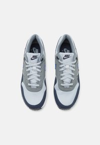 Nike Sportswear AIR MAX 1 UNISEX - Sporta apavi - smoke grey/racer blue/wolf grey/obsidian