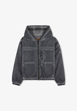 Grijze jas met rits en capuchon, voorzien van twee zakken aan de voorkant, een gestructureerde stof, elastische boorden en zoom, en een logopatch op de mouw.