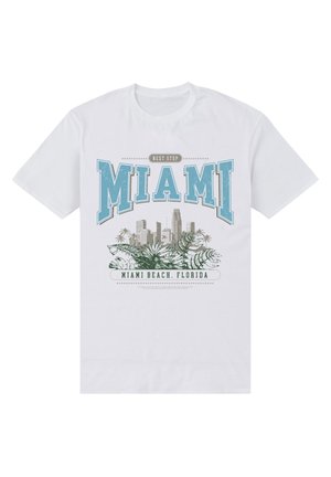 Witte katoenen T-shirt met "Next Stop Miami" in blauwe en groene tekst, voorzien van graphics van de skyline van Miami en een palmboom.