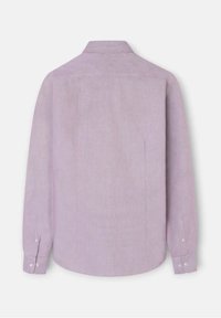 Camisa de manga larga lila claro con cuello, corte recto y puños abotonados. Presenta pliegues en la espalda para mayor flexibilidad.