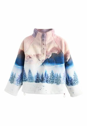Pull polaire avec col montant et patte de boutonnage, décoré d'un paysage de sapins enneigés et de montagnes dans des tons bleus, violets et roses.