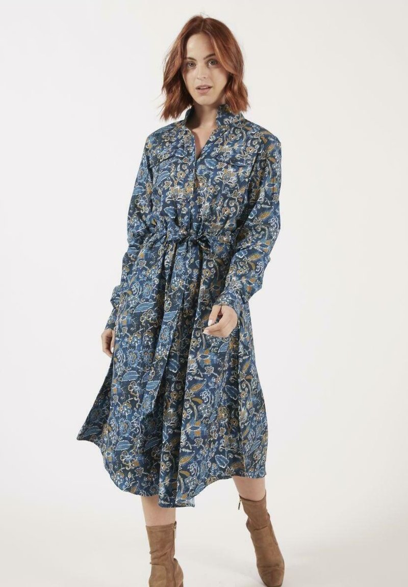 Robe à manches longues à motif floral bleu et doré, avec une taille nouée et un col boutonné. Fabriquée en tissu léger avec une silhouette fluide.