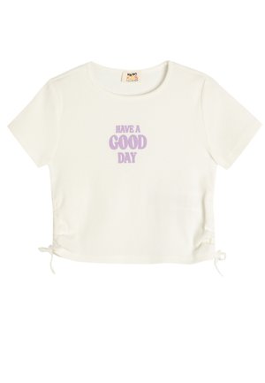 Camiseta de algodón blanca de manga corta con ribete y el texto "HAVE A GOOD DAY" impreso en lavanda. Presenta la opción de lazos ajustables en los laterales para personalizar el ajuste.