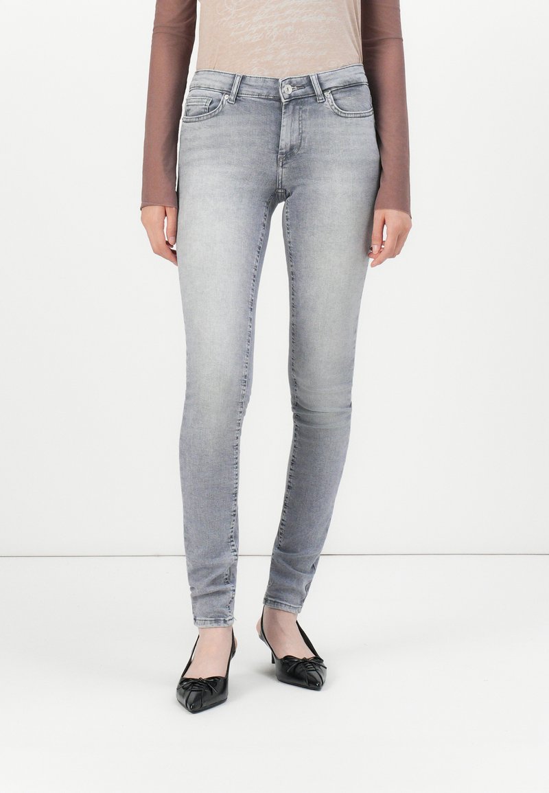 Smaljeans i ljusgrå denim med en urtvättad look; har framfickor, bälteshällor och en klassisk femficksdesign.