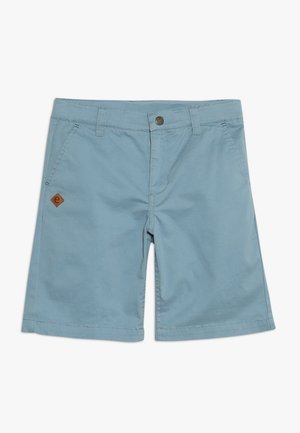 Jasnoniebieskie szorty wykonane z miękkiego materiału, z przodem zapinanym na guziki, szlufkami na pasek oraz małym brązowym emblematem marki po lewej stronie z przodu.