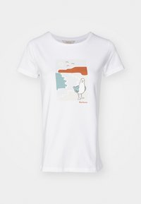 Biała bawełniana koszulka z grafiką ptaka i nadmorskiego krajobrazu w pastelowych kolorach. Krótkie rękawy i okrągły dekolt. W zestawie logo Barbour.