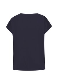 Námornícky modrý top s krátkymi rukávmi a okrúhlym výstrihom, vyrobený z mäkkého materiálu. Jednoduchý dizajn, bez vzorov a akcentov, s priamym strihom.