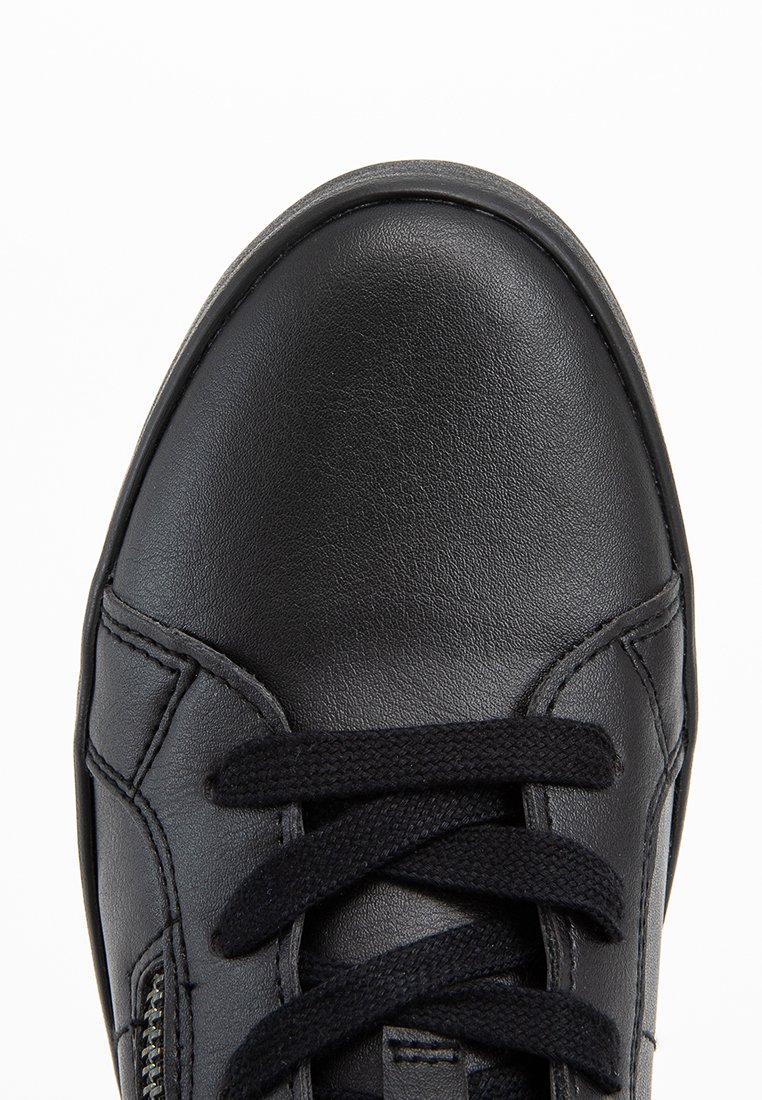 Zapatillas de cuero negro con punta redonda, cordones negros y detalle de cremallera en el lateral. Textura suave con acentos de costura.