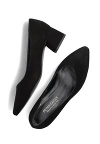 Zwarte suède pumps met een spitse neus en een medium blokhak. Gladde binnenkant met zichtbaar merkembleem. Klassiek ontwerp en textuur.
