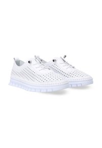 Weiße gewebte Sneakers mit einem perforierten Obermaterial, flachen Schnürsenkeln und einer gepolsterten, transparenten Gummisohle, die eine glatte Textur und ein minimalistisches Design aufweisen.