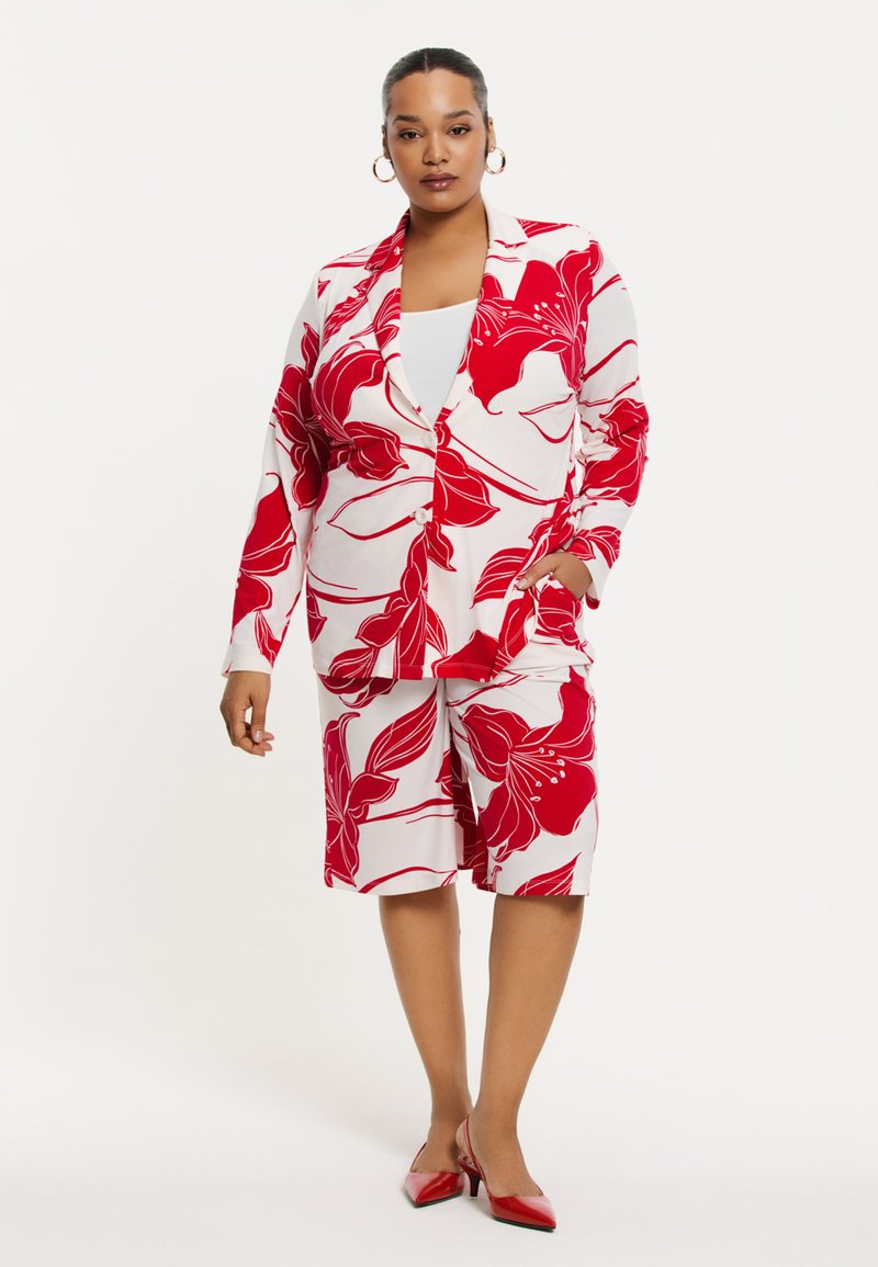 Rode en witte bloemenprint jas en shorts set, gemaakt van soepel stof. De jas heeft een enkele knoop, zijzakken en een kraag.