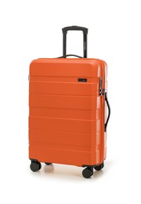Tvrdý oranžový kufr s texturovaným povrchem, teleskopickou rukojetí a čtyřmi černými kolečky. Má jednoduchý design a zapínání na zip.