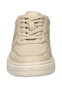 Beige Sneaker mit gepolsterter Zunge, durchlöchertem Zehenbereich, strukturiertem Wildleder- und Lederobermaterial, passendem Schnürverschluss und dicker Gummisohle.
