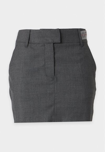 Jupe droite gris foncé avec passants pour ceinture, fermeture avant cachée et petite étiquette visible à la taille, sur fond uni.