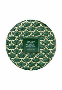 Grön keramisk ljushållare med texturerat fläktmönster. Centraltiketten visar "Voluspa Noble Fir Garland", kokosvax och en vikt på 12 oz.