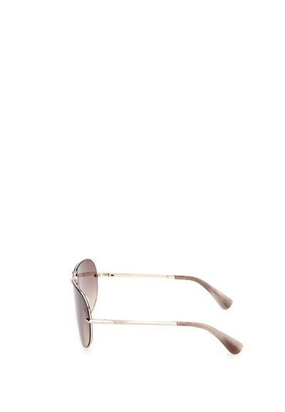 Occhiali da sole aviator con lenti scure a gradiente, montatura in metallo dorato e punte in acetato marrone. Design elegante con estetica minimalista.