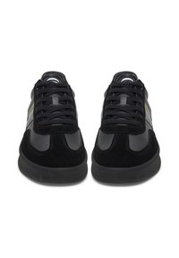 Para czarnych niskich trampek z czarnymi sznurowadłami, panelami z zamszu i skóry oraz subtelnymi szarymi paskami po bokach, widocznych z przodu.