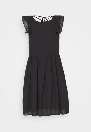 Schwarzes Kleid mit kurzen, gerüschten Ärmeln, strukturiertem Stoff, tailliertem Oberteil und ausgestelltem Rock. Verfügt über ein Bindeband am Ausschnitt.