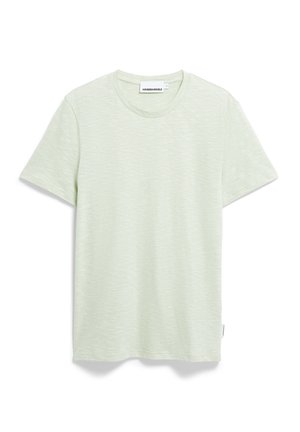T-shirt vert clair à manches courtes en tissu texturé, avec un col rond et une petite étiquette de marque sur le côté gauche.