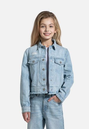 Jasnoniebieska katana z denimu o skróconym kroju, zapinana na guziki, z dwoma kieszeniami na piersi. Zniszczone detale na ramionach i postrzępiony dół.