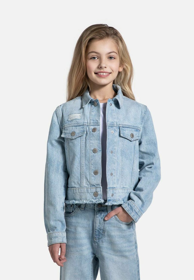 Jasnoniebieska katana z denimu o skróconym kroju, zapinana na guziki, z dwoma kieszeniami na piersi. Zniszczone detale na ramionach i postrzępiony dół.